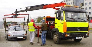 Эвакуация автомобиля краном после аварии
